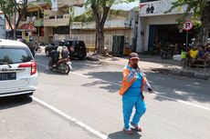 Maimunah Jadi Juru Parkir demi Keluarga, Pernah Ditertawakan Orang Setiap Tiup Peluit