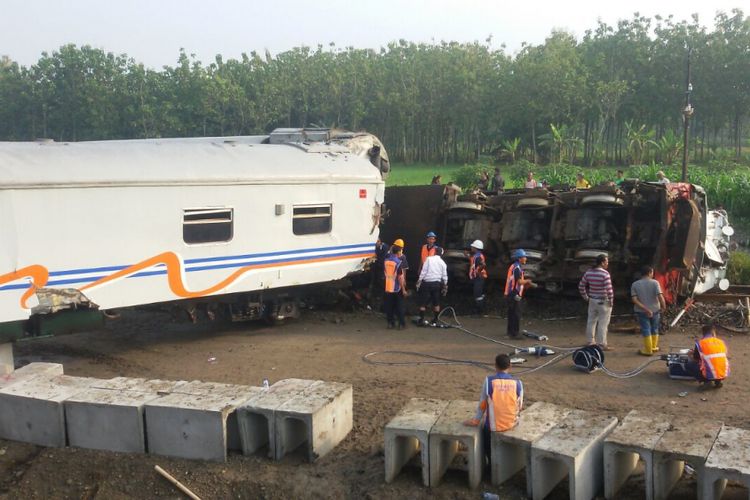 TERBALIK--Inilah kondisi lokomotif kereta Sancaka yang terbalik pasca bertabrakan dengan truk trailer di perlintasan kereta api tanpa pintu di Desa Sambirejo, Kecamatan Mantingan, Kabupaten Ngawi, Jawa Timur. 