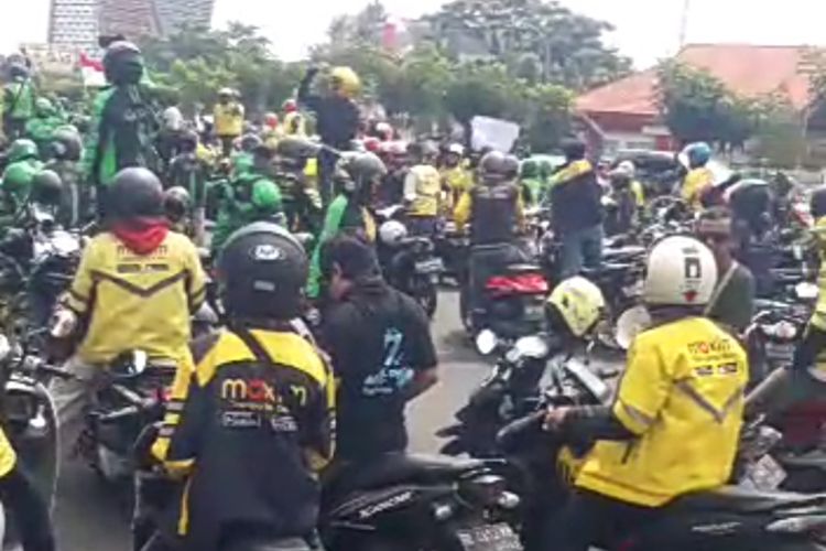 Ribuan ojek online (Ojol) di tiga aplikasi Gojek, Grab, dan Maxim di Kota Makassar hari ini melakukan aksi demonstrasi menolak kenaikan harga Bahan Bakar Minyak (BBM), Kamis (8/9/2022).