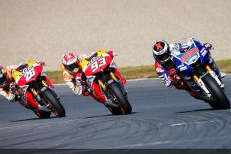 Pebalap Yamaha Factory Racing asal Spanyol, Jorge Lorenzo (depan) memimpin balapan di Sirkuit Twin Ring Motegi pada GP Jepang, Minggu (27/10/2013), diikuti dua pebalap Honda, Marc Marquez (tengah) dan Dani Pedrosa.