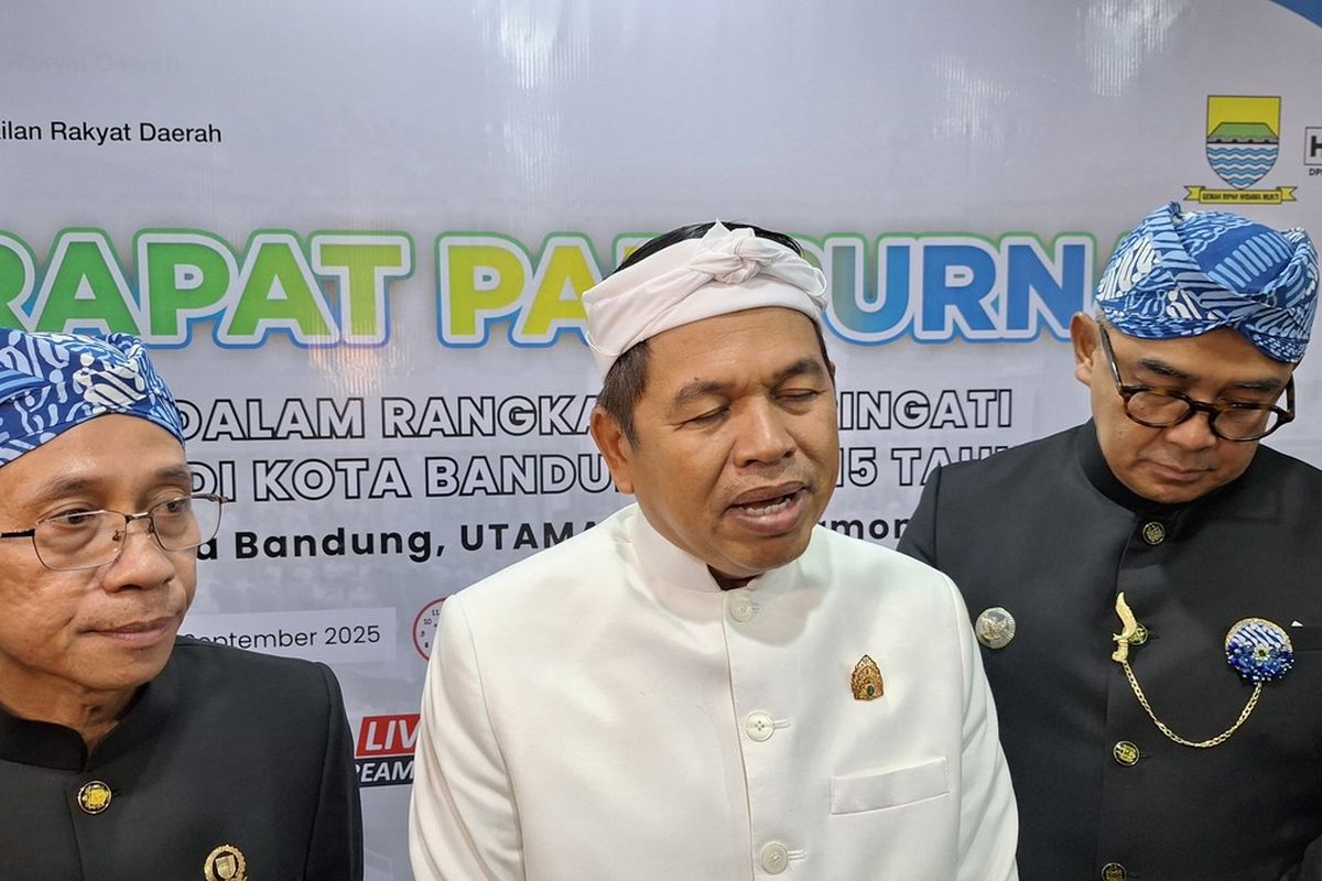 Gubernur Jawa Barat Dedi Mulyadi menghadiri rapat paripurna Hari Jadi Kota Bandung ke-215 di Gedung DPRD Kota Bandung, Jalan Sukabumi, Kota Bandung, Kamis (25/9/2025).