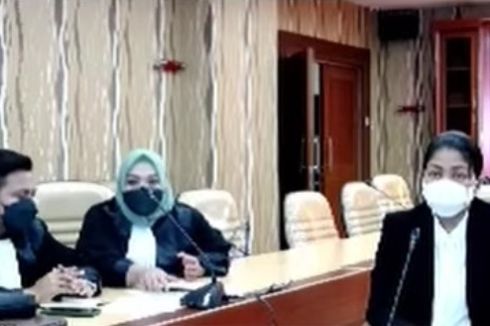 Positif Covid-19, Putri Candrawathi Satu Ruangan dengan Kuasa Hukumnya Saat Jalani Sidang