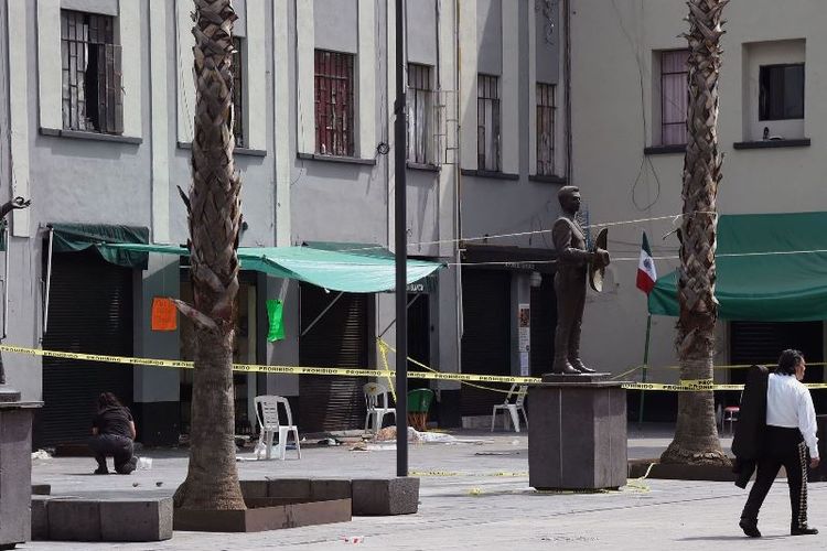 Situasi alun-alun Plaza Garibaldi di pusat kota Mexico City, Meksiko, pada Sabtu (15/9/2019), sehari setelah sekelompok pria bersenjata berpakaian seperti musisi mariachi melepaskan tembakan dan menewaskan lima orang.  (AFP/Alfredo Estrella)