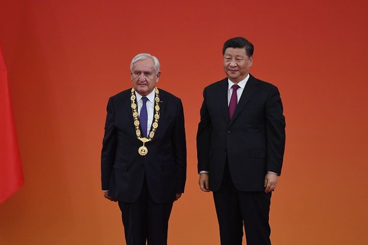 Presiden Xi Jinping (kanan) bersama mantan perdana menteri Perancis, Jean-Pierre Raffarin, pada malam penganugerahan gelar kehormatan China, Minggu (29/9/2019).