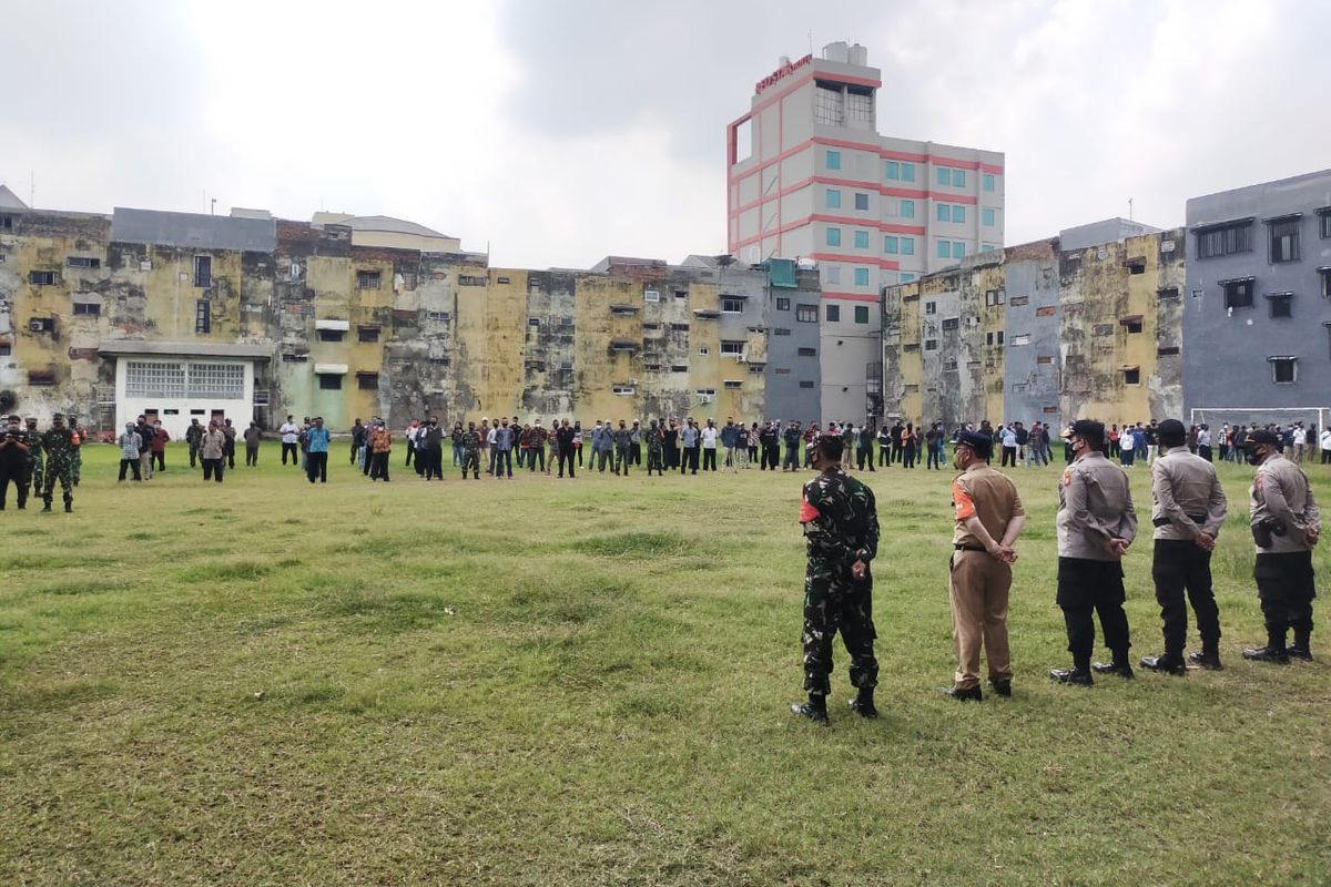 Polri-TNI kumpulkan RW dan Camat se-Jakarta Barat untuk imbau warga tetap di rumah dan tidak lawan perusuh demonstrasi. Hal tersebut dilaksanakan pada Senin (19/10/2020).