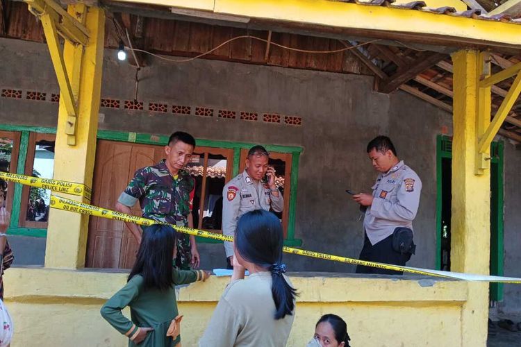 Petugas melakukan olah TKP di kediaman Dina Merianti (18) di Dusun 1, Desa Sukamerindu, Kecamatan Semidang Aji, Kabupaten OKU, Sumatera Selatan lantaran diduga tewas dibunuh.