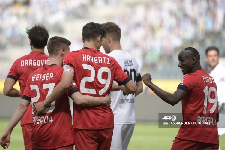 Kai Havertz (tengah) dan rekan setimnya merayakan gol penaltinya pada pertandingan Bundesliga, Borussia Moenchengladbach vs Bayer Leverkusen di Borussia-Park, Sabtu (23/5/2020) malam WIB. 