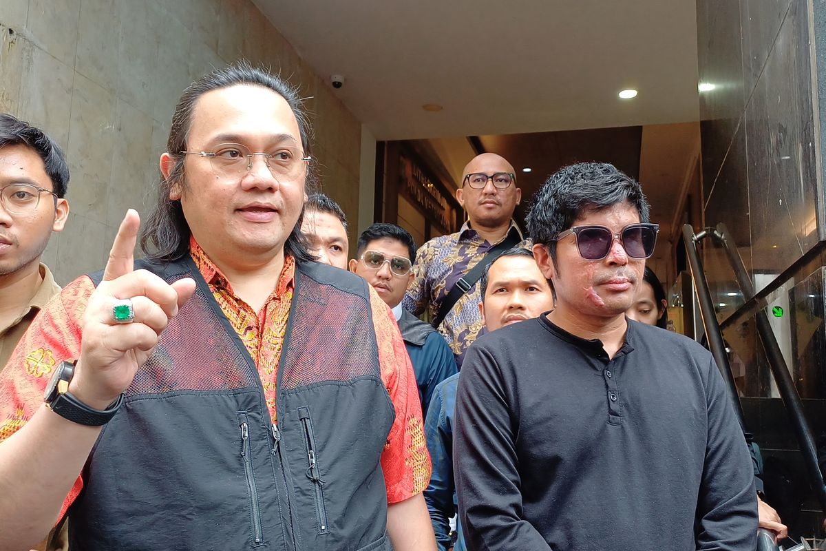 Pengacara Farhat Abbas dan kliennya, Agus Salim mendatangi Dirkrimum Polda Metro Jaya, Jakarta Pusat, Selasa (4/3/2025).