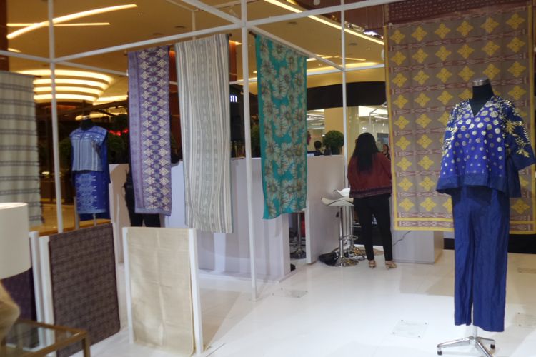 Suasana pameran dan bazar Cita Tenun Indonesia (CTI) yang menampilkan tenun dari 14 daerah. Acara tersebut digelar sebagai penanda usianya yang ke-10 dan bertempat di Pacific Place Mall, Jakarta, 15-18 November 2018.