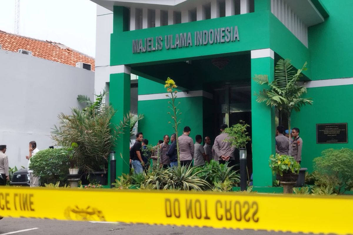 Penembakan di Kantor Majelis Ulama Indonesia (MUI), halaman depan kantornya ditutup garis polisi, Selasa (2/5/2023). (KOMPAS.com/XENA OLIVIA)