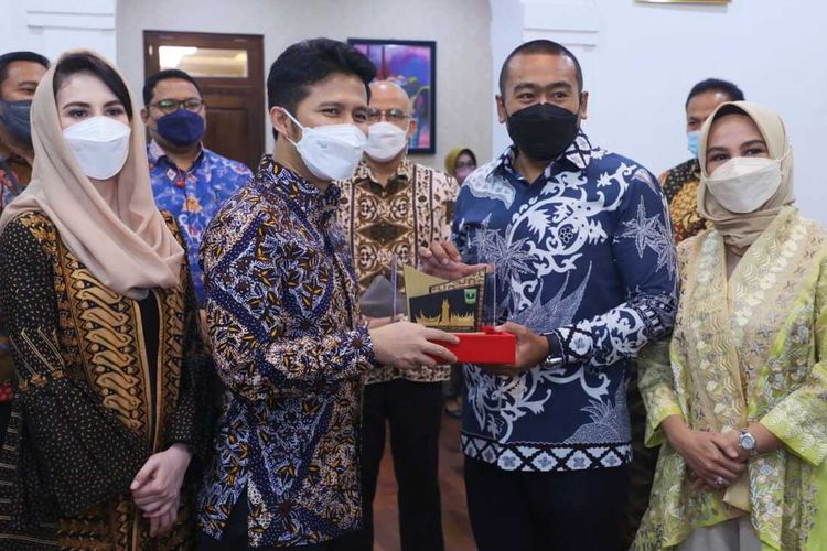 Wakil Gubernur Jawa Timur Emil Elestianto Dardak menerima kunjungan kerja Wakil Gubernur Sumatera Barat (Sumbar) Audy Joinaldy di Gedung Negara Grahadi, Surabaya, Selasa (2/11/2021).