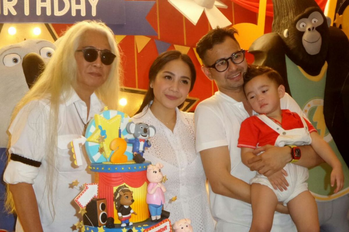 Rafathar bersama kedua orangtuanya, Raffi Ahmad dan Nagita Slavina, serta kakeknya, Gideon Tengker, pada perayaan ulang tahunnya di Green Andara Clubhouse, Depok, Jawa Barat, Minggu (20/8/2017).