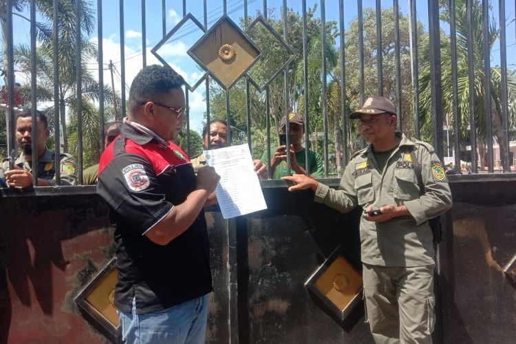 Pintu Gerbang Kantor Bupati Tutup Saat Aksi May Day di Labuan Bajo, Surat Tuntutan Dititip Lewat Lubang