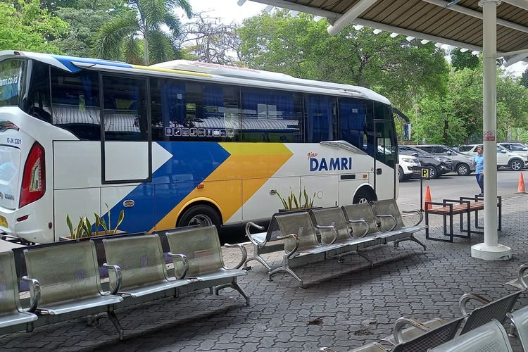 Bus Damri di halte Damri Stasiun Gambir, Rabu (9/10/2024)