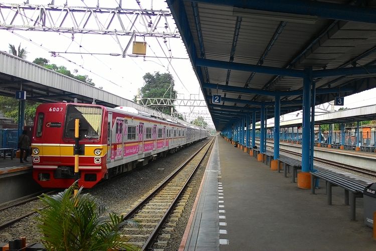 Peron Stasiun Tangerang di Tangerang, Banten.