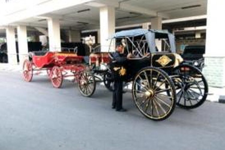 Dua kereta ini disiapkan untuk kirab budaya penyambutan Joko Widodo dan Jusuf Kalla sebagai presiden dan wakil presiden yang dilantik pada Senin (20/10/2014). Gambar diambil pada Minggu (19/10/2014).