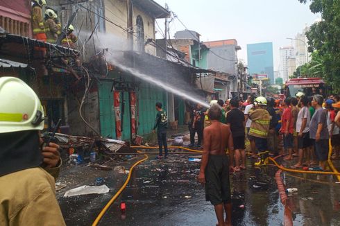 Rumah di Kemayoran Terbakar akibat Korsleting Listrik, 60 Personel Damkar Dikerahkan