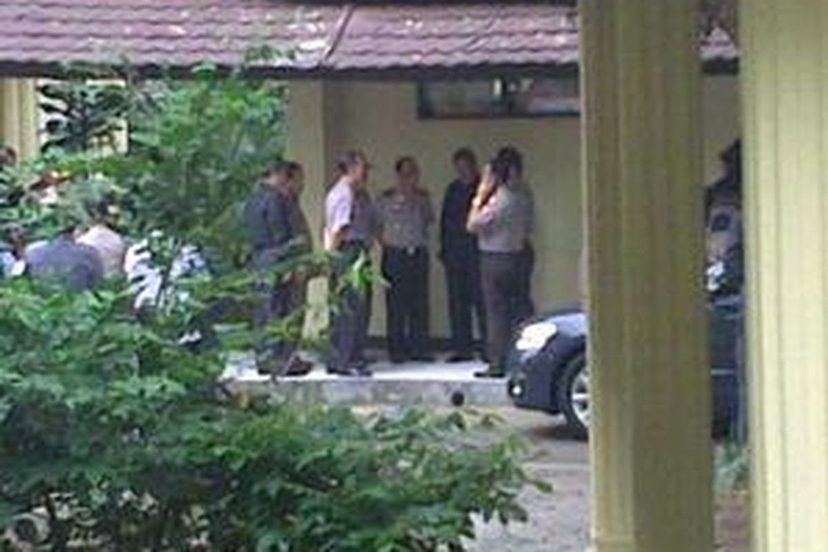 Para petinggi Polri saat berbincang usai meninjau ruang jenasah RS Polri Jakarta, Kamis (17/9).