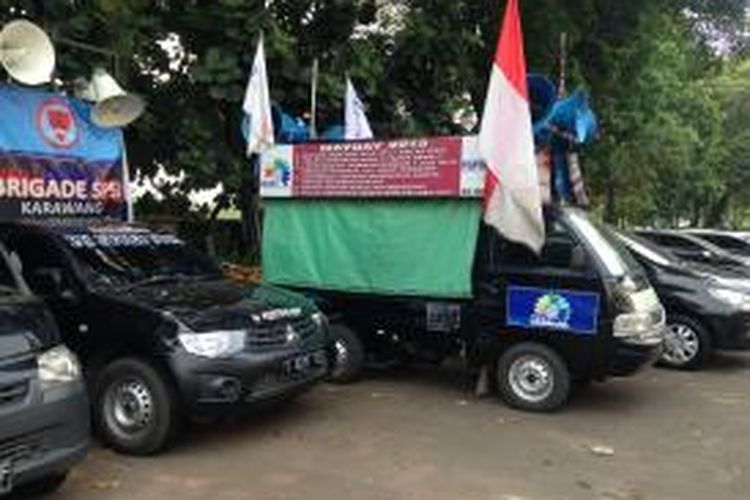 Sejumlah mobil buruh dan perlengkapannya yang digunakan dalam demonstrasi di depan Istana Merdeka semalam diamankan di Polda Metro Jaya, Sabtu (31/10/2015). 