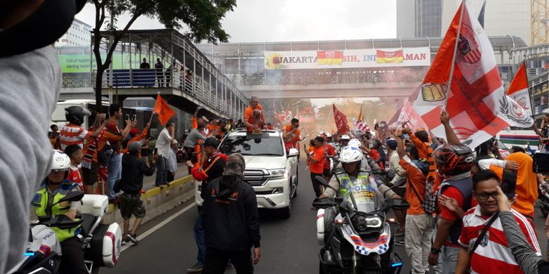 Suasana parade perayaan Persija Jakarta menjuarai Liga 1 di Jakarta, Sabtu (15/12/2018). Parade mengambil rute dari Plaza Barat Stadion Utama Gelora Bung Karno menuju Balai Kota.