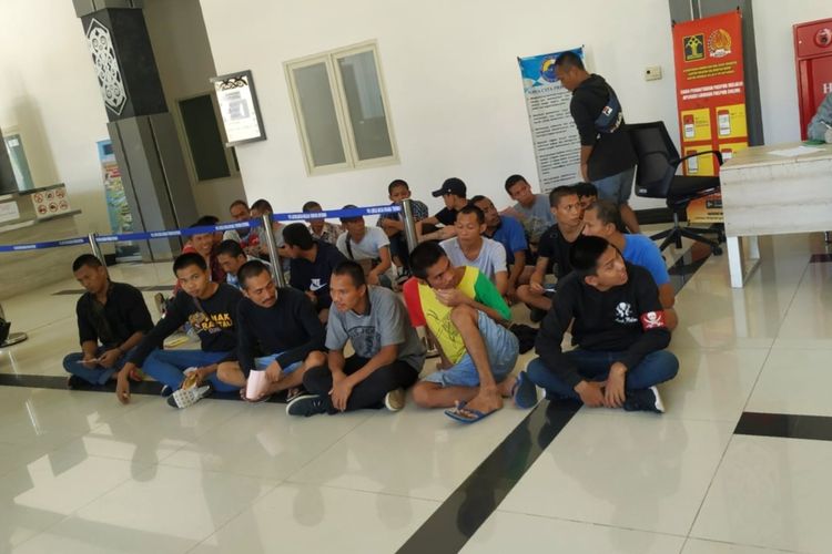 Sebanyak 66 deportan dari Malaysia menjalani pemeriksaan identitas dan kesehatan di PLBN Entikong, Kabupaten Sanggau, Kalimantan Barat, Jumat (27/3/2020).