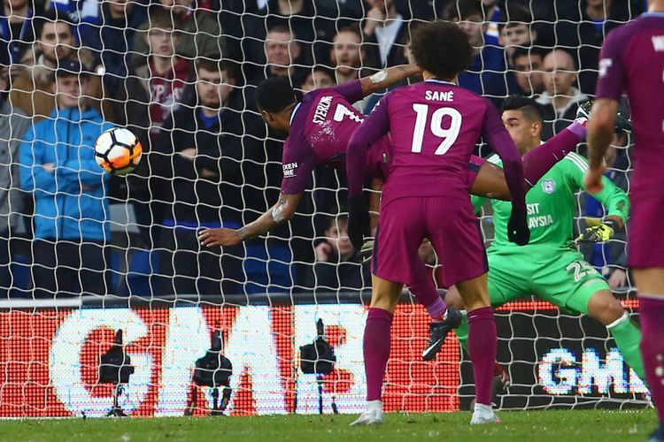 Pemain Manchester City, Raheem Sterling, mencetak gol ke gawang Cardiff City pada laga babak keempat Piala FA di Stadion Cardiff City, Minggu (29/1/2018) malam WIB.