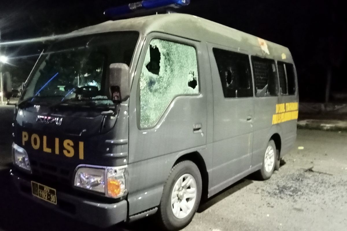 Suasana pasca penyerangan OTK di Mapolres Pelabuhan Makassar, Jalan Ujung Pandang, Kota Makassar, Sulawesi Selatan (Sulsel), Jumat (14/4/2023)