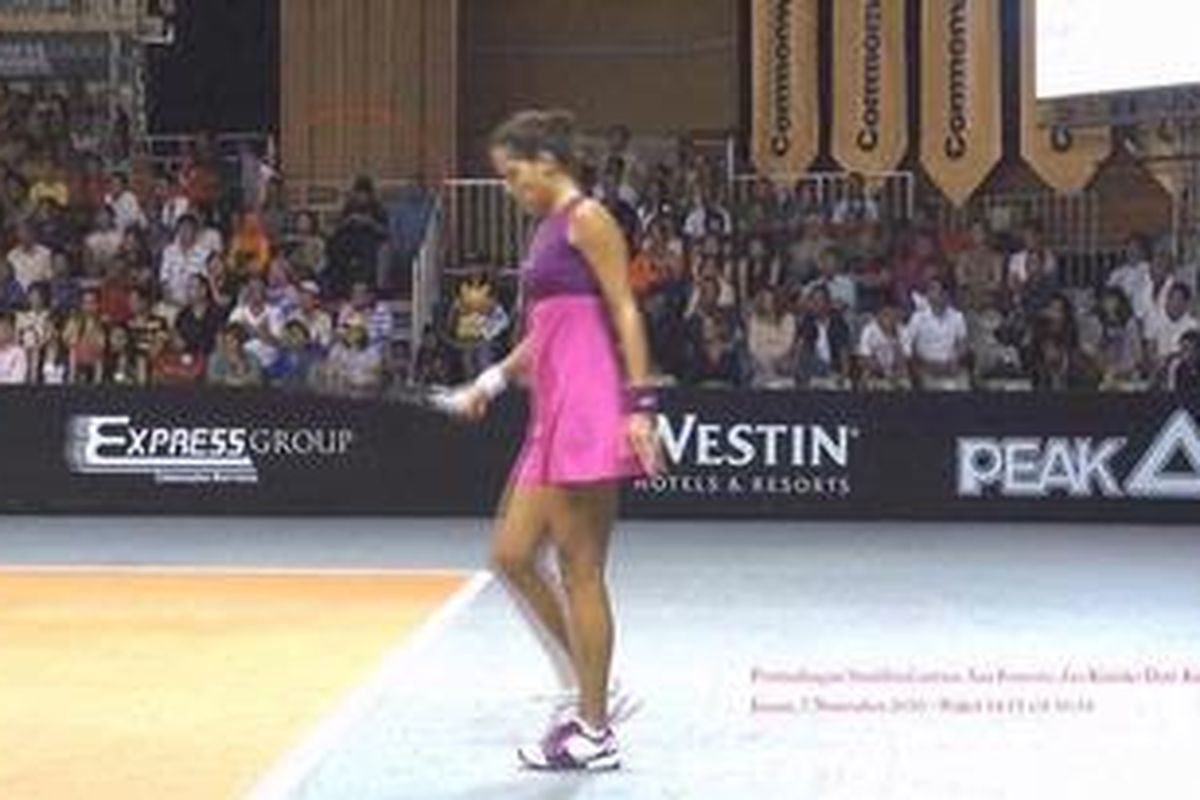 Seorang lelaki mirip terdakwa mafia pajak Gayus Tambunan ternyata juga tertangkap kamera saat pertandingan semifinal Commonwealth Bank Tournament of Champions yang berlangsung di Hotel Westin, Nusa Dua, Bali, pada hari Sabtu (6/11/2010). Pada pertandingan semifinal yang mempertemukan pemain Serbia Ana Ivanovic dengan pemain Jepang Kimiko Date Krumm, lelaki mirip Gayus itu tampak duduk di antara deretan penonton (lihat lingkaran merah).   