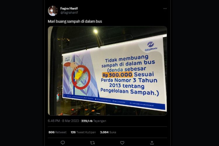 Pengguna Transjakarta menyoroti penulisan imbauan tidak membuang sampah yang ditempel di dalam bus pada Rabu (8/3/2023).