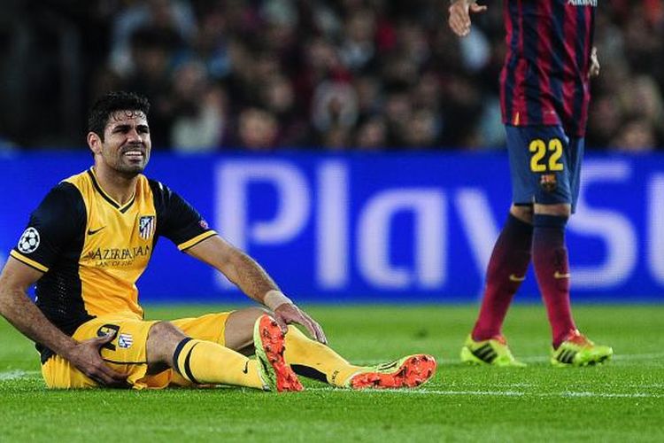 Striker Atletico Madrid, Diego da Silva Costa (kiri), mengerang kesakitan sambil memegang paha saat melakoni leg pertama perempat final Liga Champions melawan Barcelona di Camp Nou, Selasa (1/4/2014). Costa mengalami cedera hamstring.