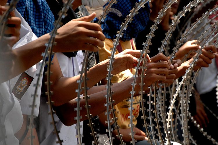 Sejumlah pelajar melakukan aksi unjuk rasa di depan gedung DPRD Sulsel di Makassar, Sulawesi Selatan, Kamis (26/9/2019). Aksi yang diikuti sejumlah pelajar dari sekolah se-Kota Makassar tersebut turut menolak UU KPK hasil revisi dan RKUHP.