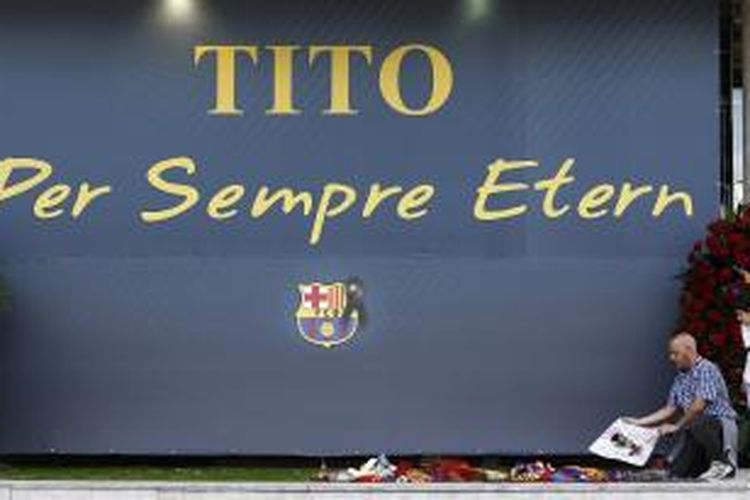 Suporter Barcelona memberikan penghormatan kepada mantan pelatih klub kesayangan mereka, Tito Vilanova ((almarhum), di Camp Nou, Sabtu (26/4/2014). Vilanova meninggal dunia dalam usia 45 tahun akibat kanker, di Barcelona, Jumat (25/4/2014).