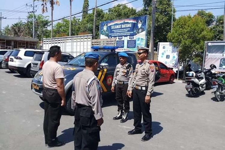 Oknum polisi yang melanggar lalu lintas di Bojonegoro, langsung mendapat sanksi dan penindakan.