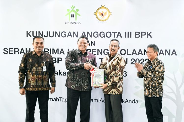 Penyerahan Laporan Hasil Pemeriksaan (LHP) atas pengelolaan Fasilitas Likuiditas Pembiayaan Perumahan (FLPP) TA 2022 dari Badan Pemeriksaan Keuangan (BPK) yang diwakili oleh Anggota III BPK, Achsanul Qosasi kepada BP Tapera yang diwakili oleh Komisioner BP Tapera, Adi Setianto pada Kamis (9/3) di Jakarta.
