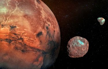 Ilustrasi planet Mars bersama dua bulannya, Phobos dan Deimos. Salah satu alasan sederhana kenapa Mars tidak layak huni adalah perbedaan ukuran dengan Bumi.