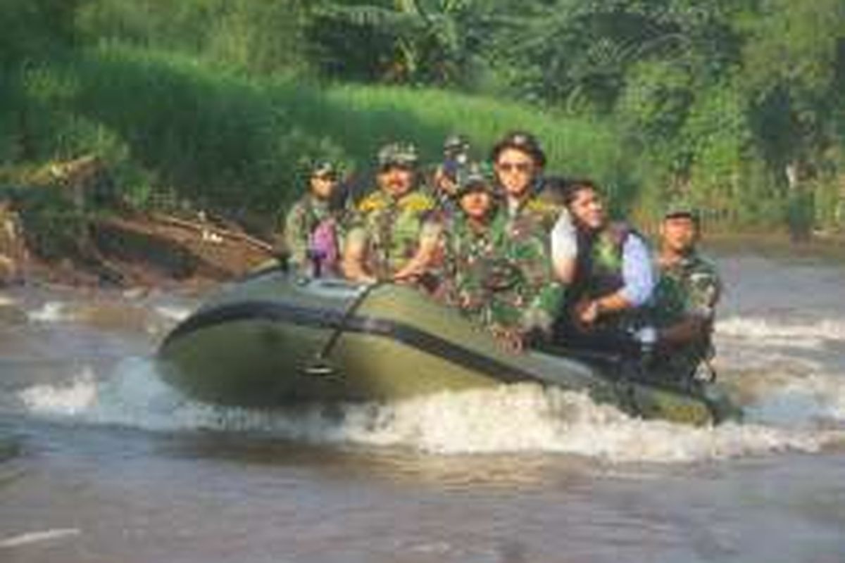 Gubernur DKI Jakarta Basuki Tjahaja Purnama saat menyusuri Sungai Ciliwung didampingi Kepala Balai Besar Wilayah Sungai Ciliwung Cisadane (BBWSCC) Kementerian Pekerjaan Umum Teuku Iskandar dan Kepala Staf Kodam Jaya Brigadir Jenderal Ibnu Widodo, Rabu (18/5/2016). Penyusuran sungai dilakukan untuk mengecek perkembangan normalisasi Sungai Ciliwung.