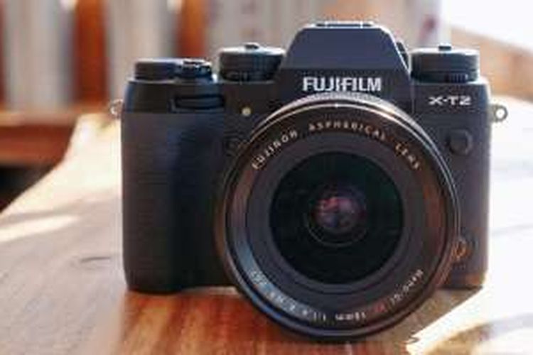 Kamera mirrorless Fujifilm X-T2 dengan lensa prime wide angle Fujinon XF 16mm F1.4 R WR