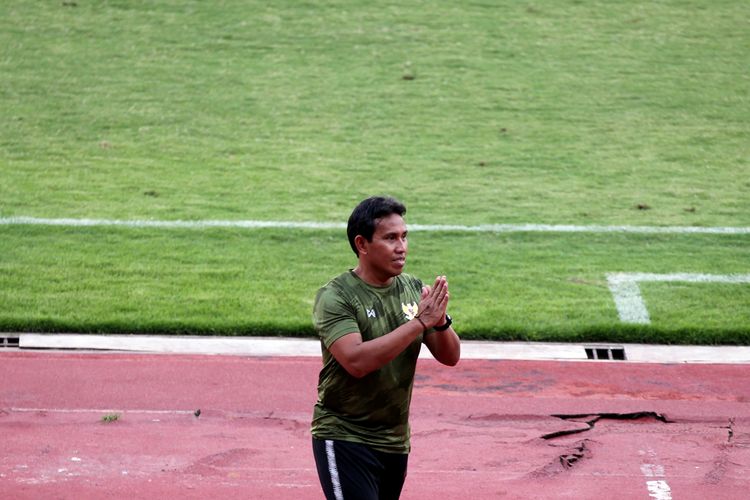 Pelatih Timnas Indonesia U-16 Bima Sakti seusai ujicoba melawan tim juara Soreatin 2019 U-17 PSBK Blitar yang berakhir dengan skor 5-1 di Stadion Gelora Delta Sidoarjo, Jawa Timur, Kamis (23/01/2020) sore.