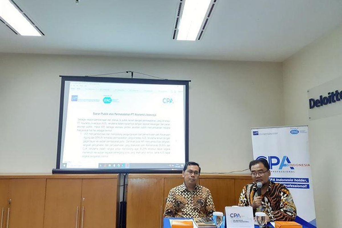 Ketua Umum IAPI Tarkosunaryo (kiri) menyampaikan siaran publik atas permasalahan yang membelit PT Asuransi Jiwasraya di Jakarta, Senin (13/1/2020).