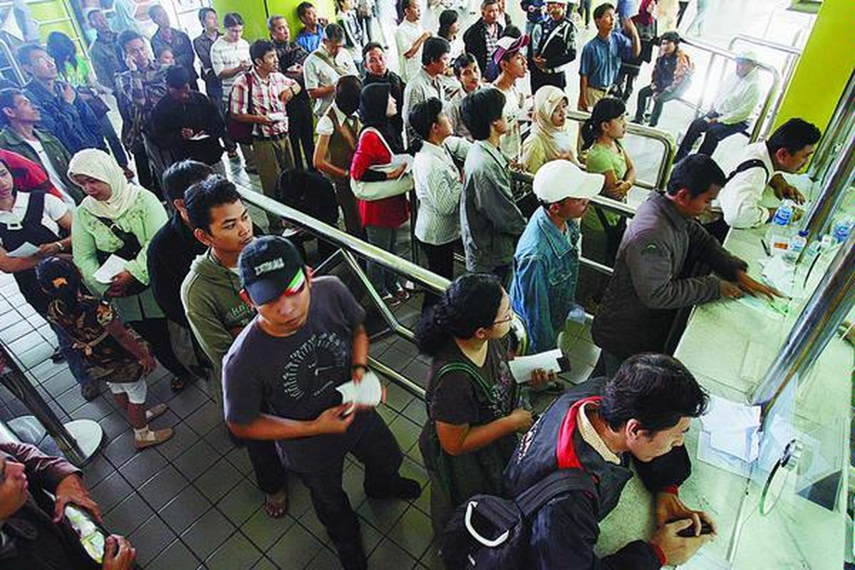 Calon penumpang antre membeli tiket kereta api eksekutif untuk mudik dua hari sebelum Lebaran di loket reservasi Stasiun Gambir, Jakarta, Kamis (20/8). Tiket kereta api eksekutif untuk jurusan Jawa Tengah dan Jawa Timur. 
