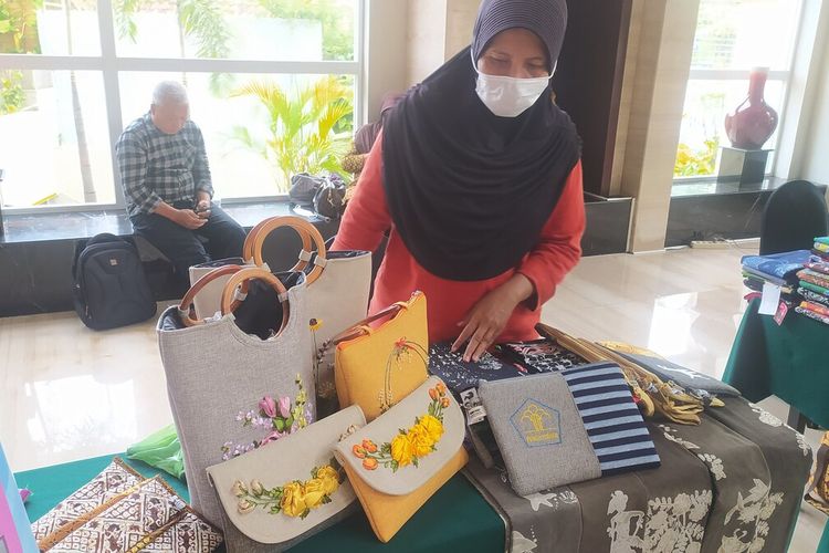 Produk sulam pita warga binaan Lapas Perempuan Semarang terjual hingga luar negeri. Rabu (12/10/2022).