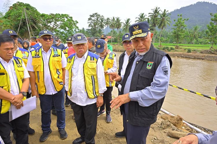 Gubernur Sumbar Mahyeldi bersama Menteri PUPR Basuki Hadimuljono meninjau jalan yang rusak akibat bencana di Pesisir Selatan beberapa waktu lalu