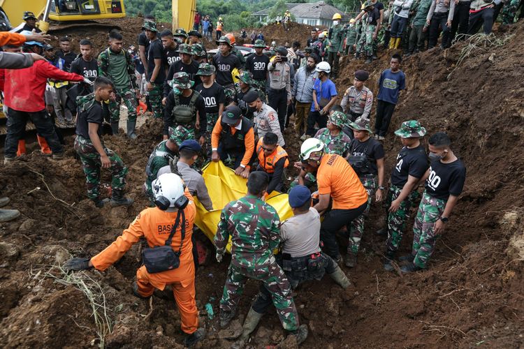 Petugas menemukan jenazah Ai Jamilah, istri Deden, korban tertimbun longsor akibat gempa di Kampung Pos, Desa Cijedil, Kecamatan Cugenang, Kabupaten Cianjur, Jawa Barat, Selasa (22/11/2022). Sedikitnya 162 orang meninggal dunia, 326 warga luka-luka, dan 13.784 orang mengungsi akibat gempa bermagnitudo 5,6 di Cianjur.