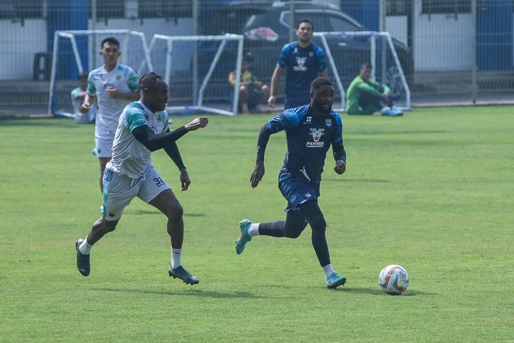 Persib Bandung melangsungkan game internal dalam jeda internasional, dilaksanakan pada Sabtu (9/9/2023) di Stadion Sidolig Bandung. Terlihat Victor Igbonefo (putih) mengawal pergerakkan Levy Madinda yang menggiring bola. 