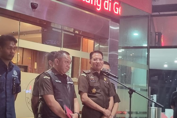  Penyidikan (Dirdik) Jaksa Agung Muda Tindak Pidana Khusus (Jampidsus) Kejagung Kuntadi di Lobi Gedung Bundar Kejagung, Jakarta, pada Senin (24/7/2023) malam.