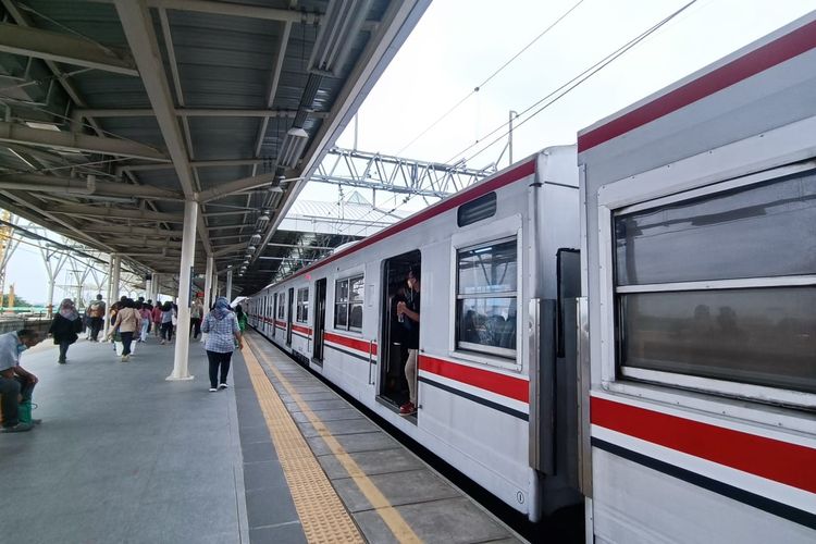 Ilustrasi KRL, Stasiun Manggarai