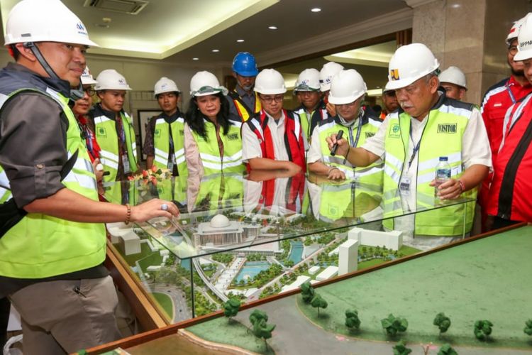 Menteri PUPR Basuki Hadimulojono melihat maket proyek renovasi Masjid Istiqlal.