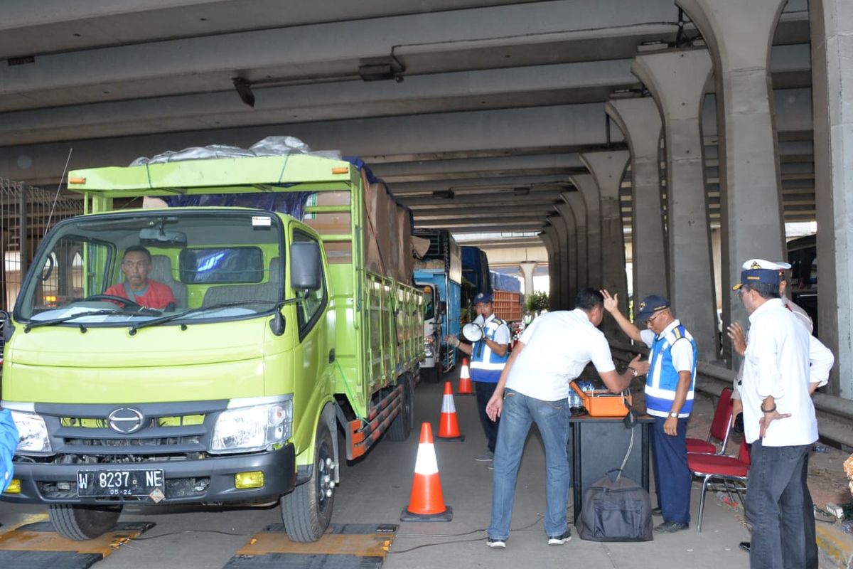 Menteri Perhubungan Budi Karya Sumadi saat meninjau ujicoba bersama dengan PT Jasa Marga, Ditjen Hubdat dan Kepolisian di jembatan timbang Weigh-In-Motion (WIM) di Jalan Tol Jakarta-Cikampek KM 9 pada Minggu (22/9/2019)