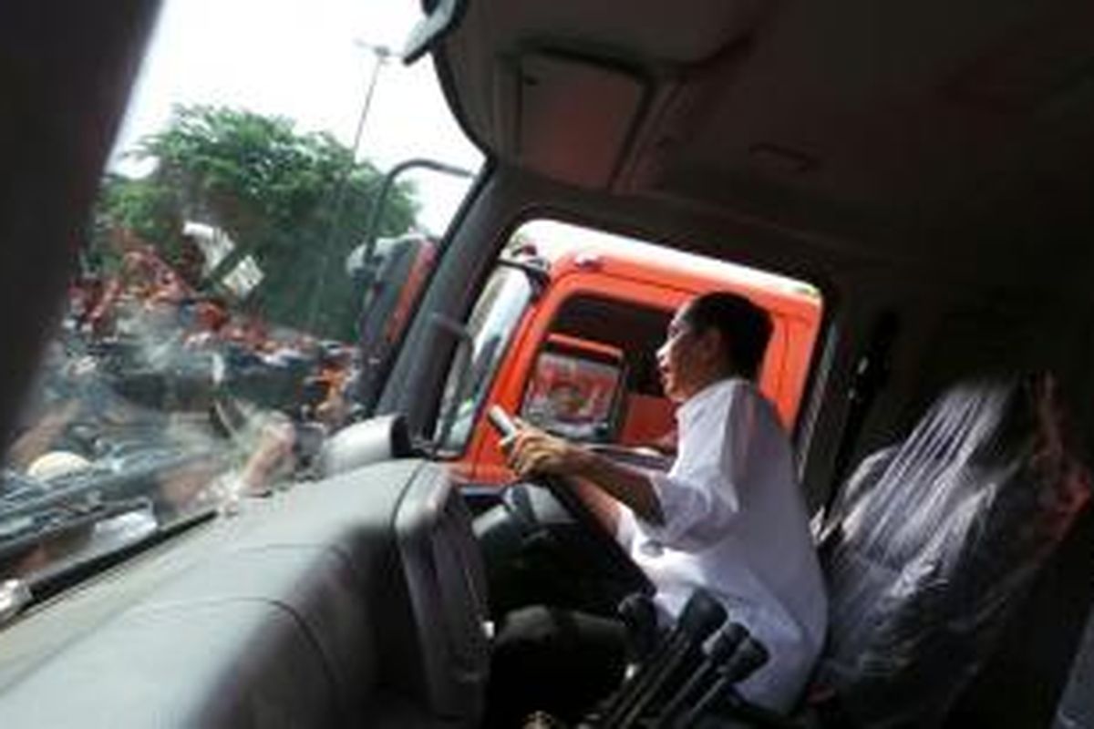 Gubernur Jakarta Joko Widodo mengemudikan salah satu truk sampah milik Dinas Kebershan DKI. Aksinya itu merupakan simbolisasi diresmikannya operasional 92 truk sampah baru di Jakarta.