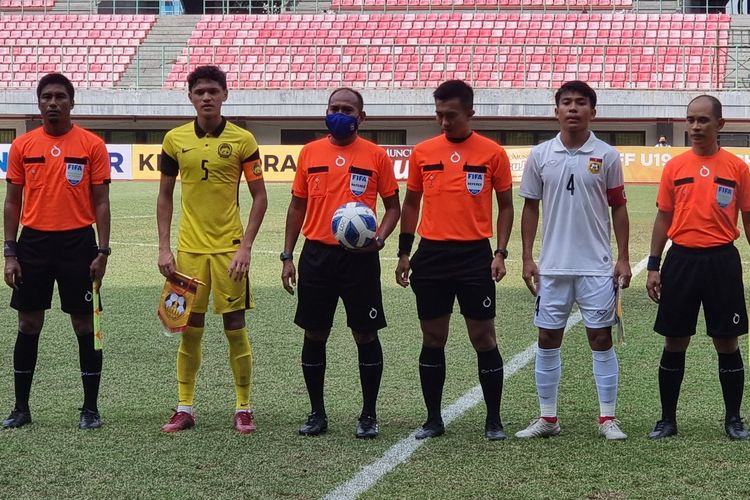 Kedua kapten Malaysia dan Laos berfoto menjelang laga pamungkas Grup B Piala AFF U19 2022 di Stadion Patriot Candrabhaga, Bekasi, Senin (11/7/2022).